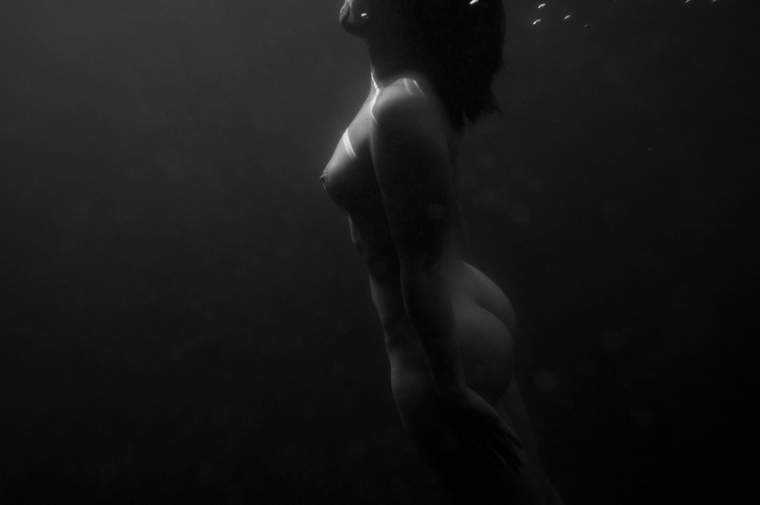 Eine Frau taucht auf.